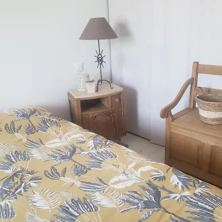 Maison En Galets Homestay *